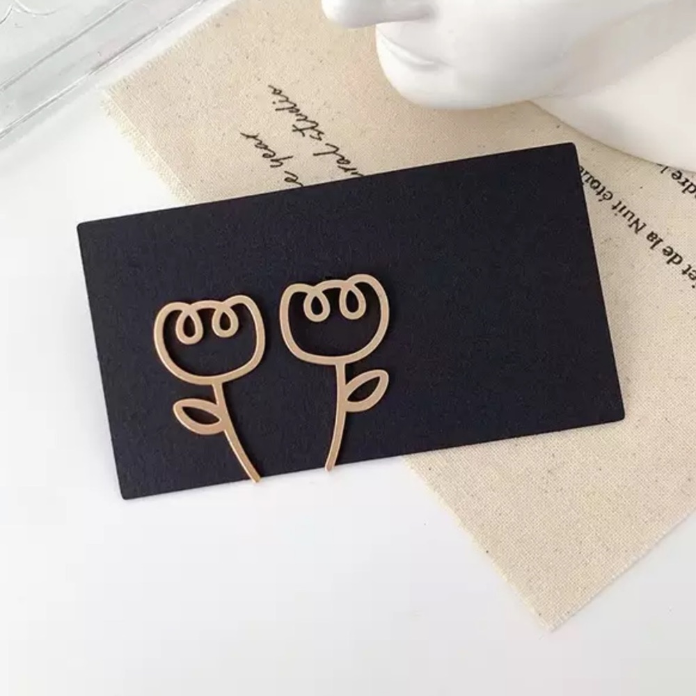 The Talley - Dainty Flower Matte Stud Earrings